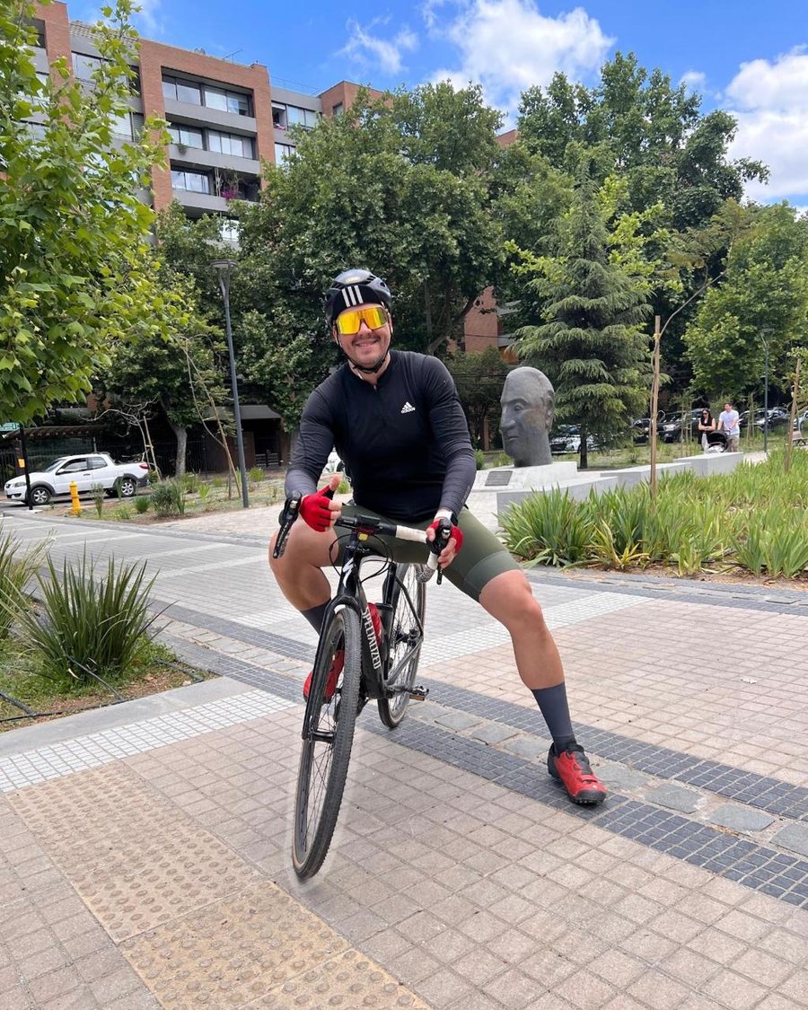 Néstor Leal en bicicleta por Santiago