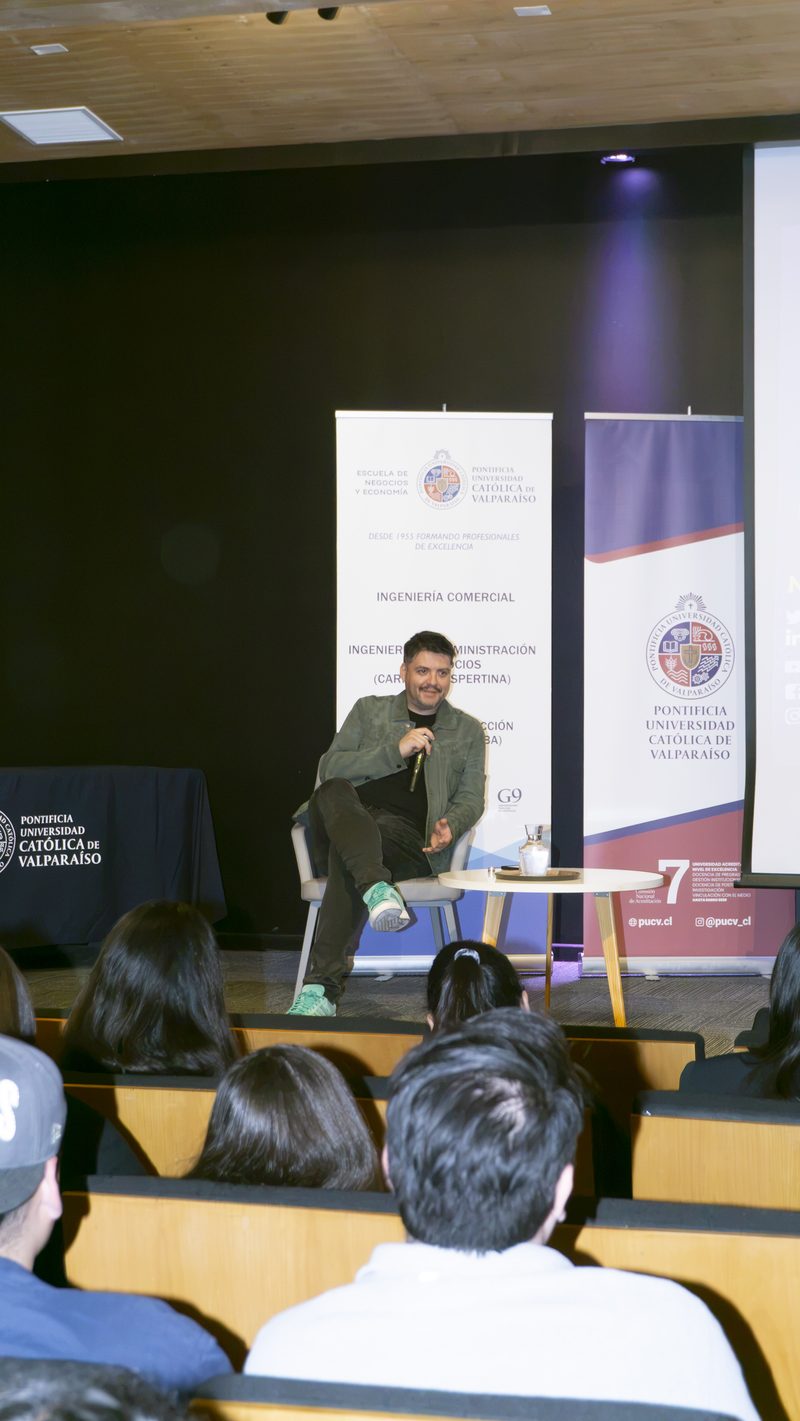 Néstor Leal hablando en la Pontificia Universidad Católica de Valparaíso